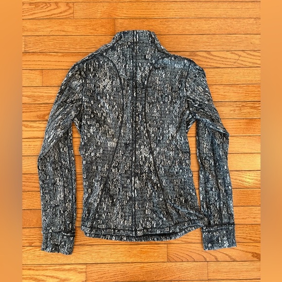 Lululemon Run Briskly 1/2 Zip size 8 - Picture 10 of 10